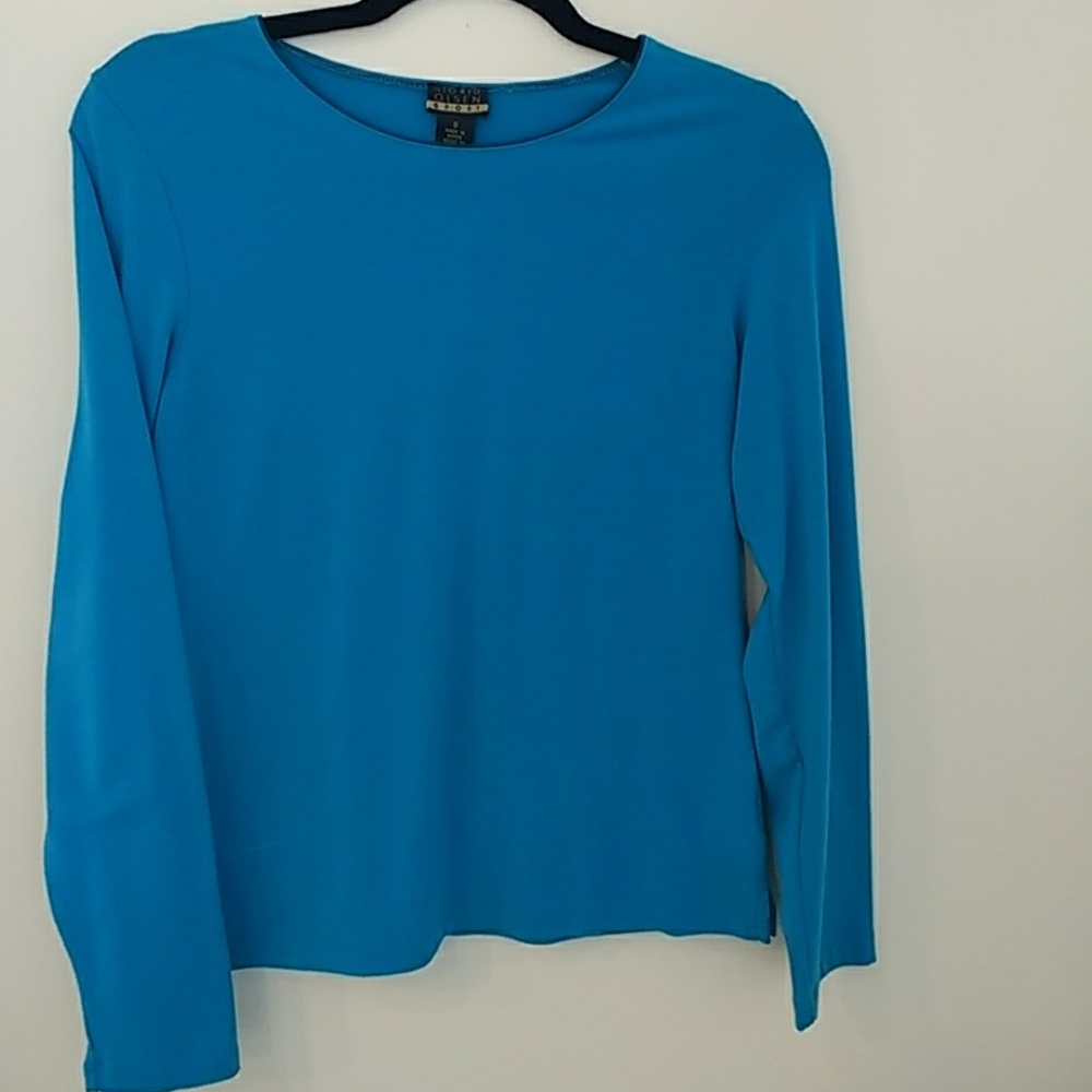 Long sleeved turquoise tee shirt
